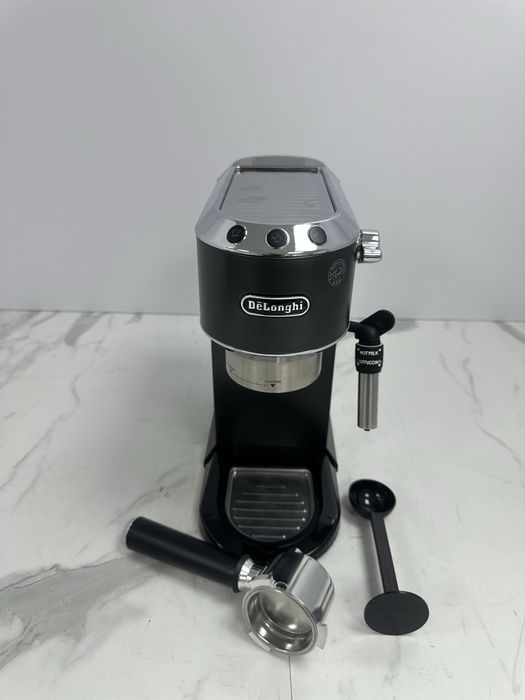 Рожкова кавомашина Delonghi Dedica CE 685 M
