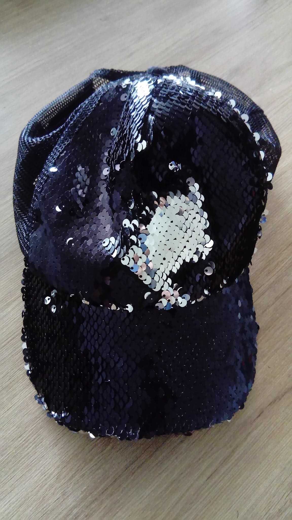 Czarna czapka z daszkiem i cekinami