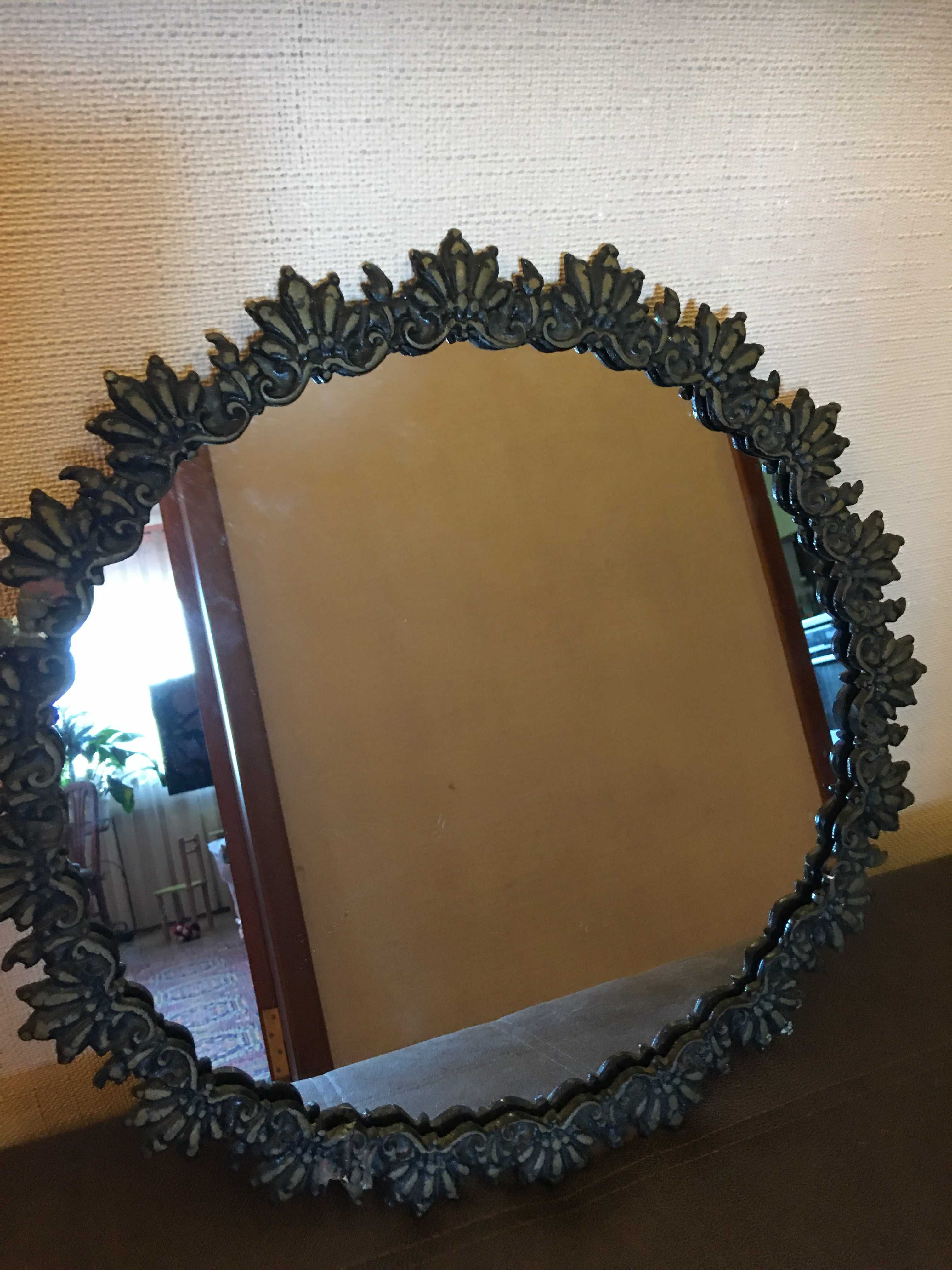 Новое зеркало в бронзовой раме.