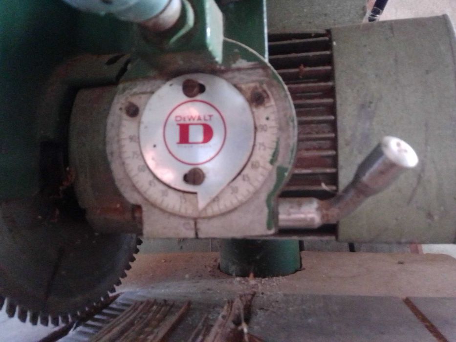Serra de corte da DeWalt para marcenaria.