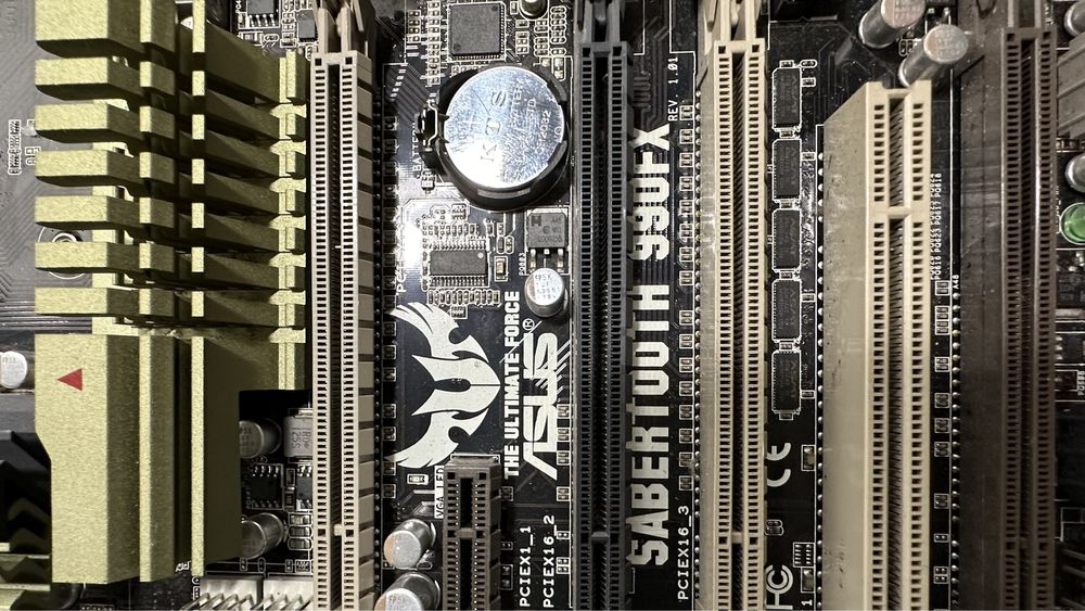 Motherboard ASUS Sabertooth 990FX avariada