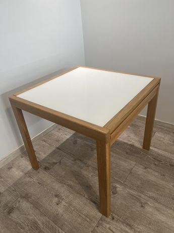 Stół drewniany z szybą