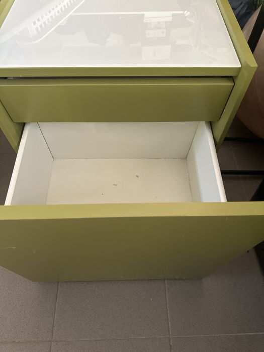 Duas mesas de cabeceira por 20€!!!