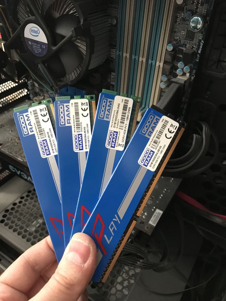 16GB RAM DDR3 1600 ( GoodRAM Play 4x4GB PC3-12800 )