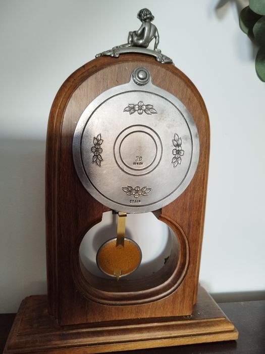 Relógio de mesa com aplicações em estanho