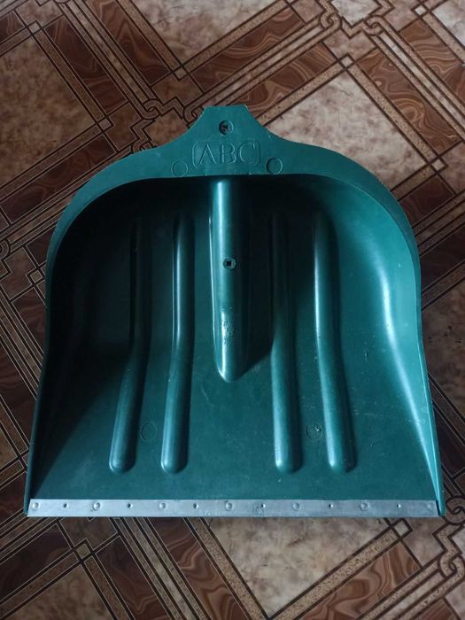 Лопата для прибирання снігу