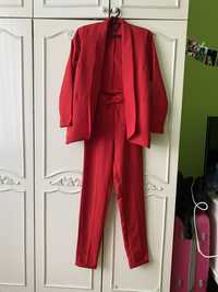Продам костюм червоного кольору