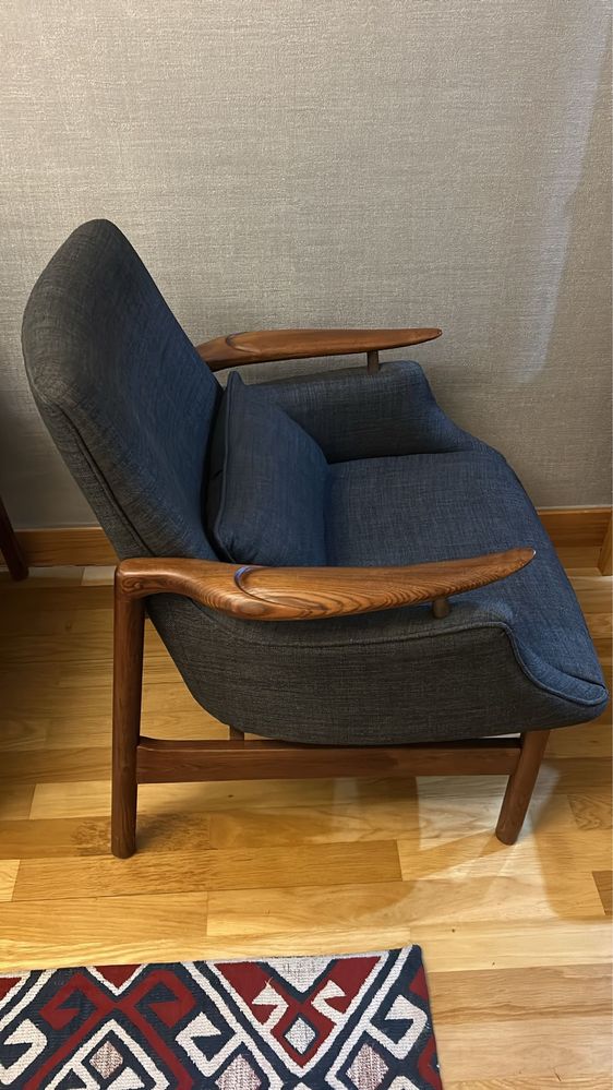 Sofas com bracos em madeira
