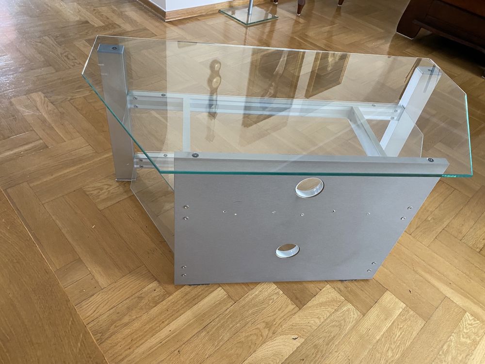 Szklany stolik pod telewizor