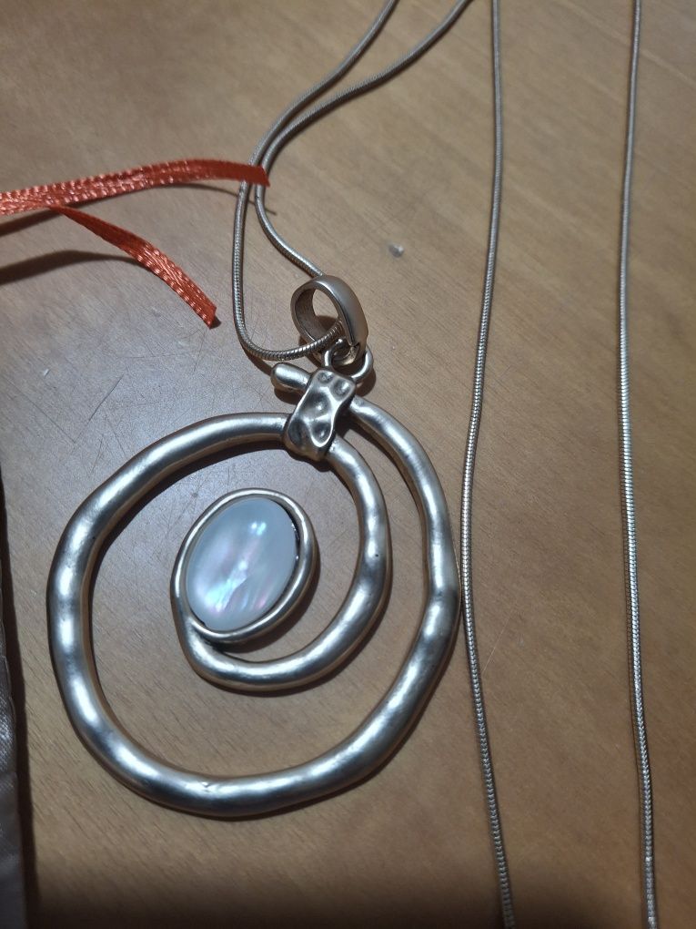 Conjunto de colar e brincos novos