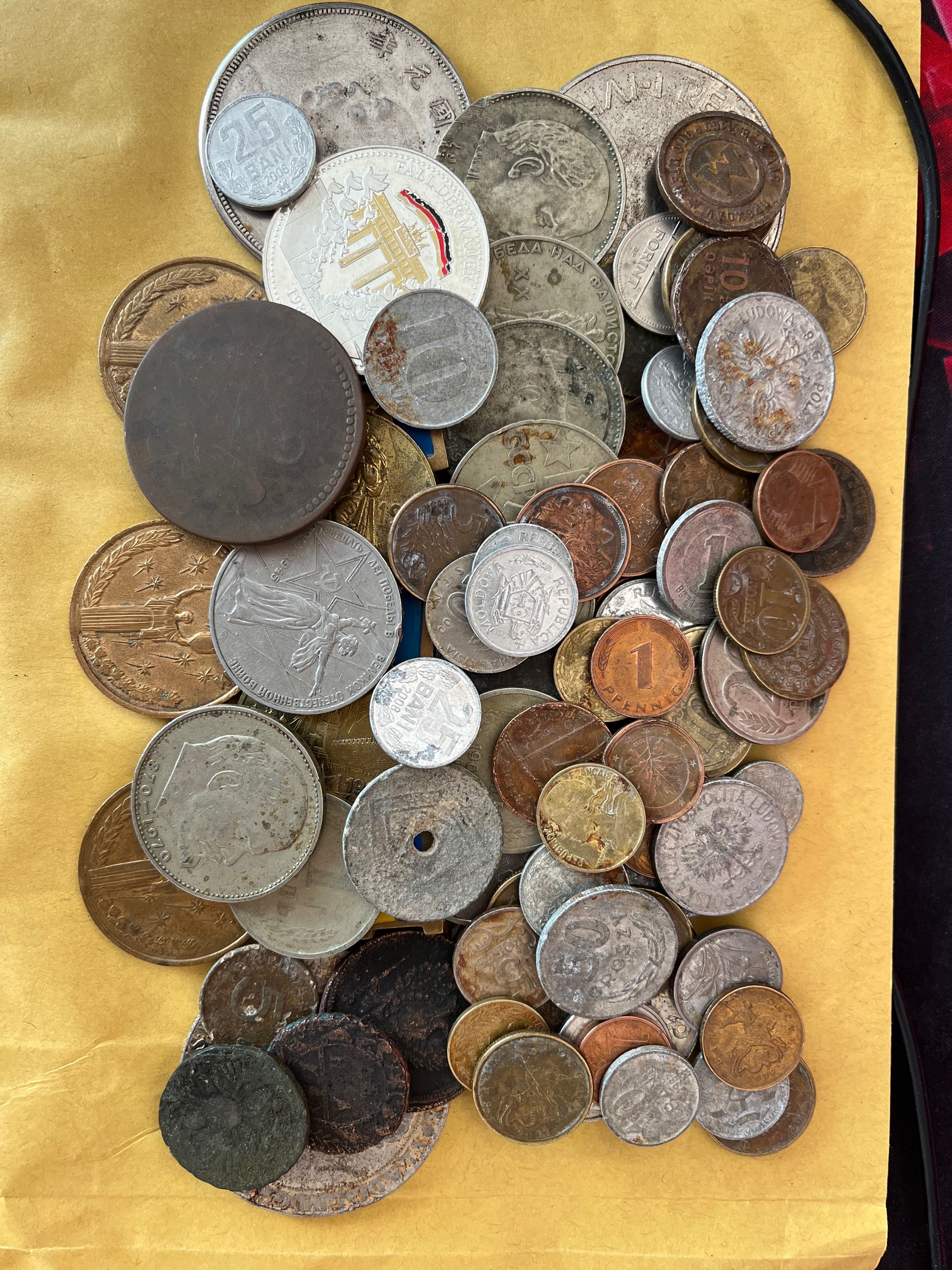 Монеты значки разных периодов