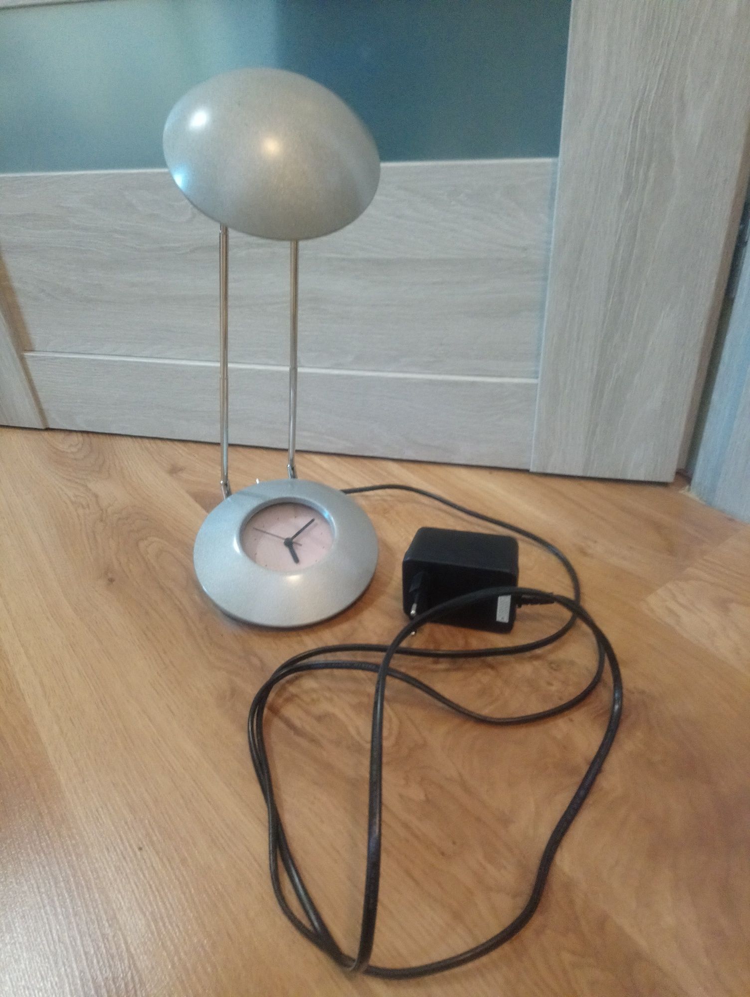 Lampka biurkowa z zegarem