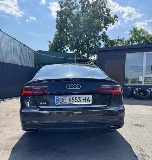 Машина Audi a6 c7