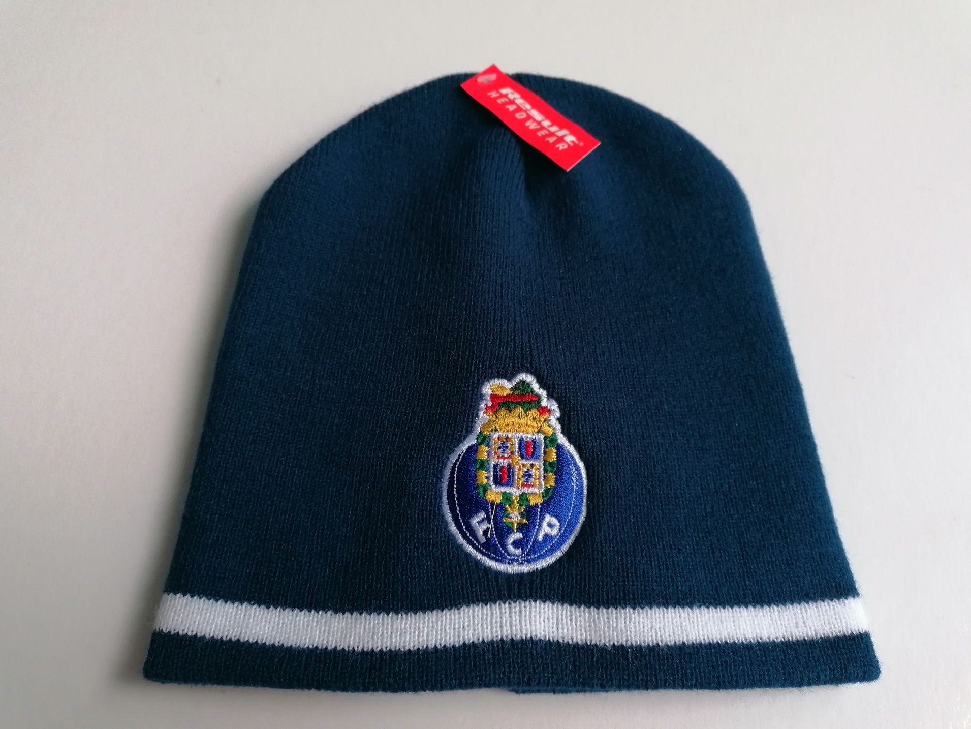 Gorro do futebol Clube do Porto, com o emblema bordado