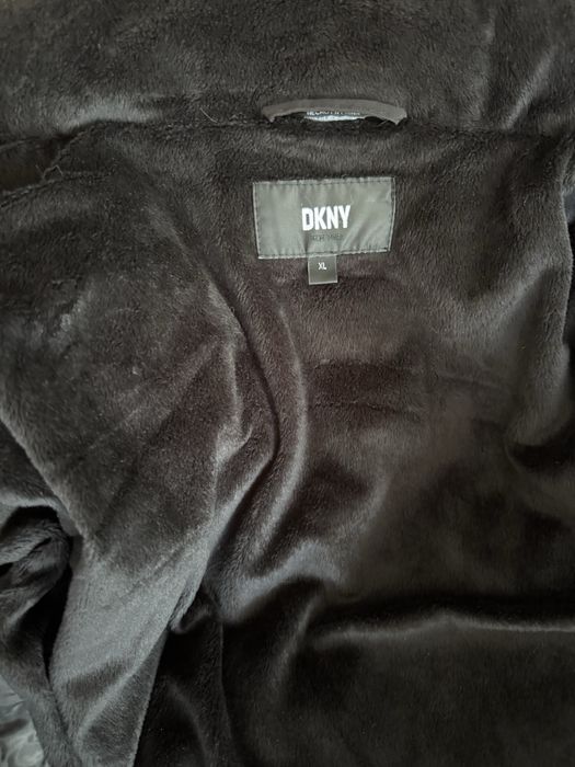 Жіночий пуховик бренду DKNY