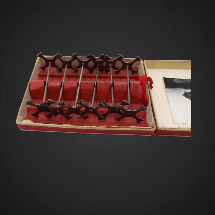 Zestaw metalowych koziołków pod sztućce w pudełku b51/102160