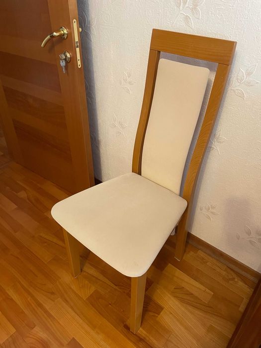 Cztery krzesła stołowe