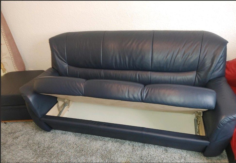 Кожаный трехместный темно-синий диван. Германия. Б/укак новый