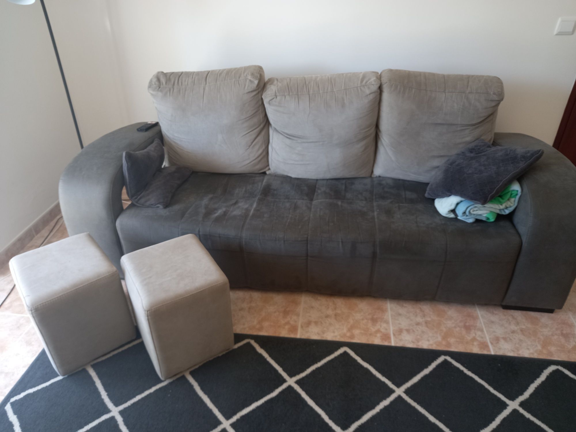 Vendo sofá chaise longue + Tapete