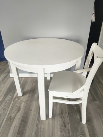 Stół i krzesła do renowacji