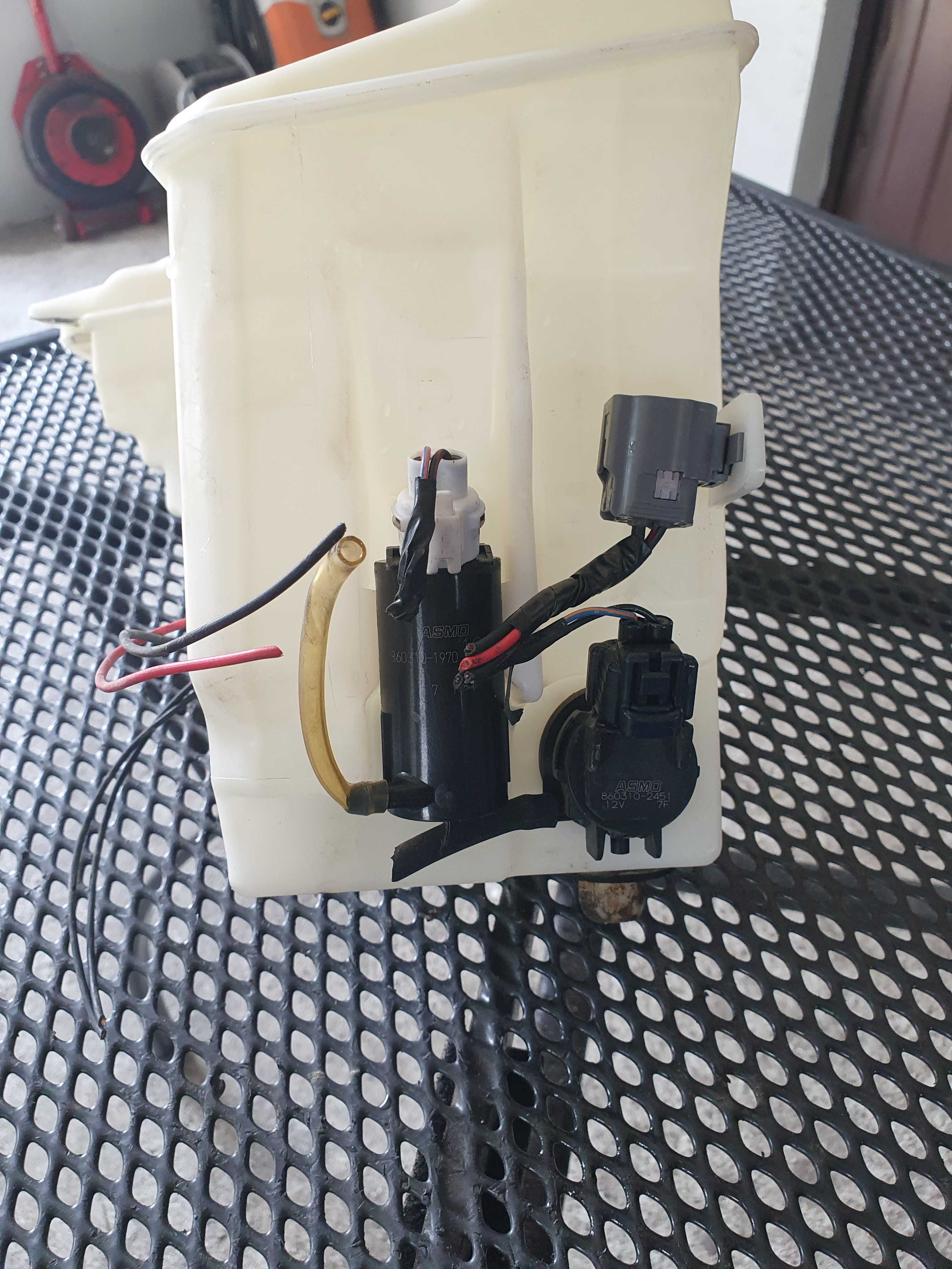 Zbiorniczek pompka spryskiwaczy Mazda 6 GG GJ spryski lamp