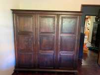 Guarda fatos em castanho com 3 portas