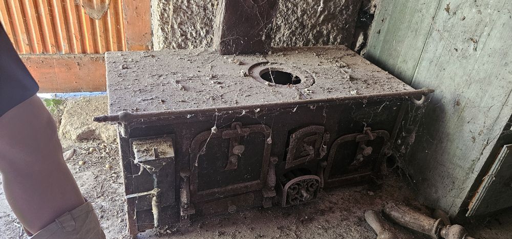 Fogão antigo de ferro  .