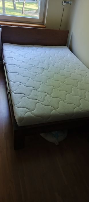Nowe łóżko z nowym materacem 140/200 możliwa zamiana za małą sofe