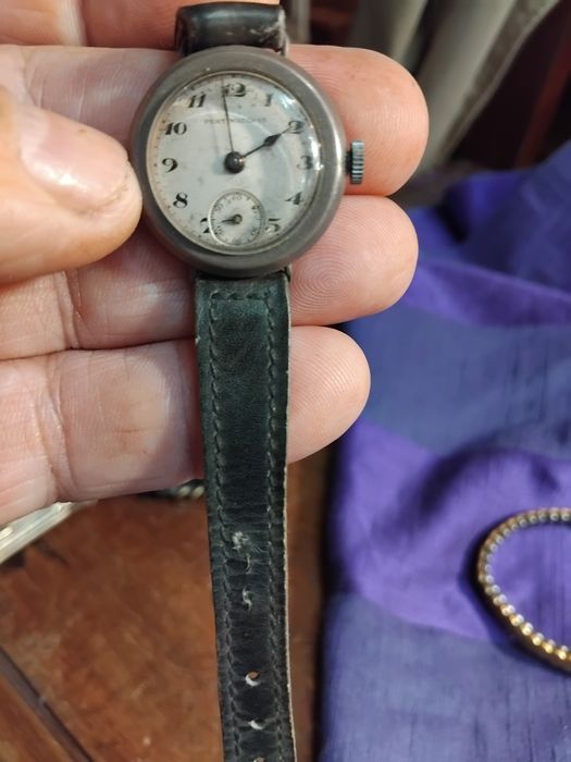 Dois relógios de senhora  mecânicos  a funcionar