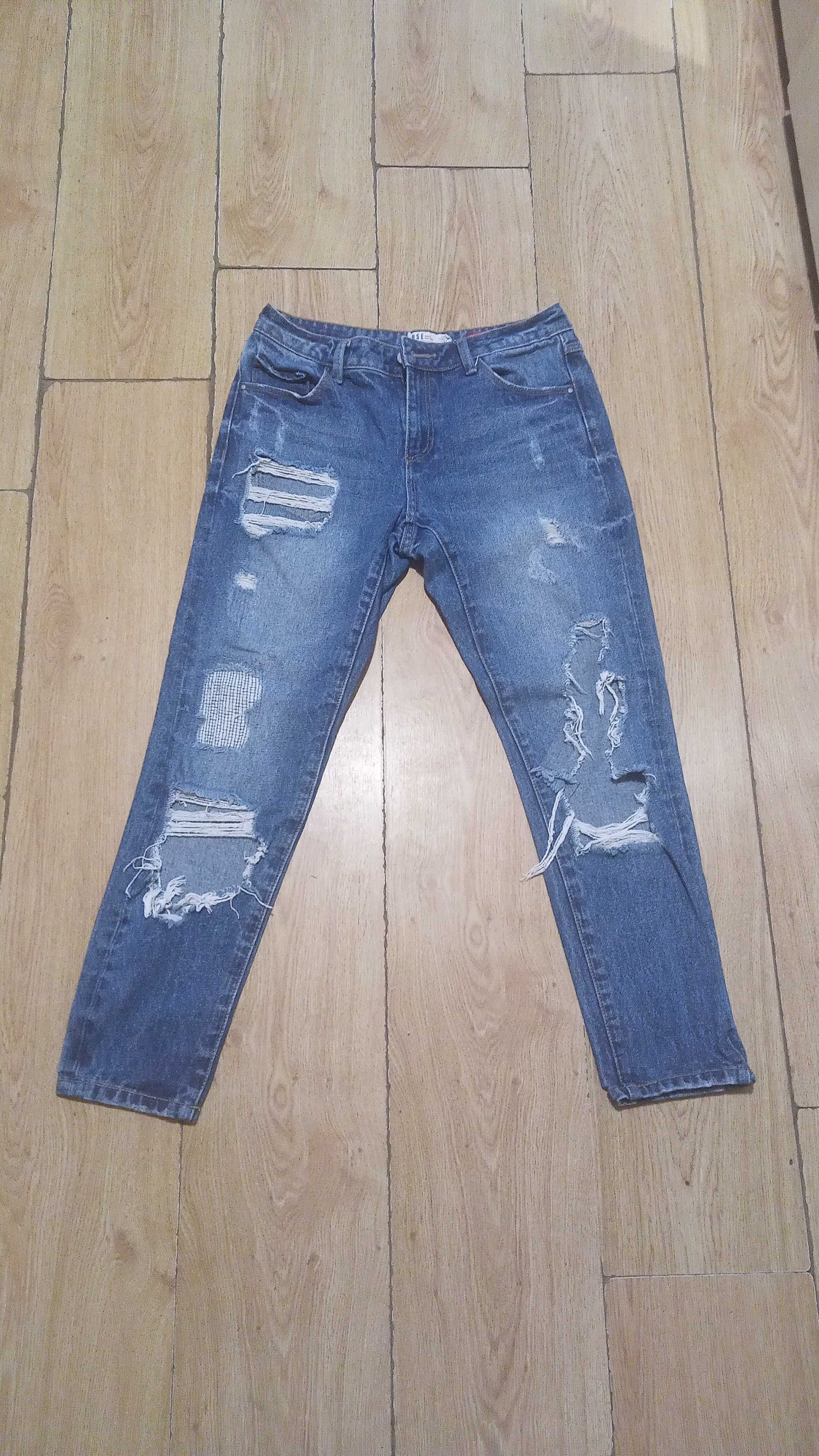 Spodnie dżinsowe z dziurami przetarciami