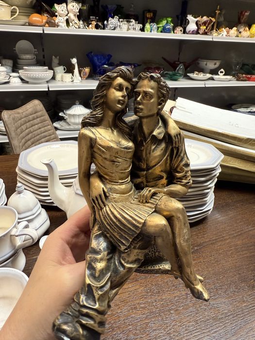 Figurka dekoracja para zakochani złoty kolor na prezent 1809