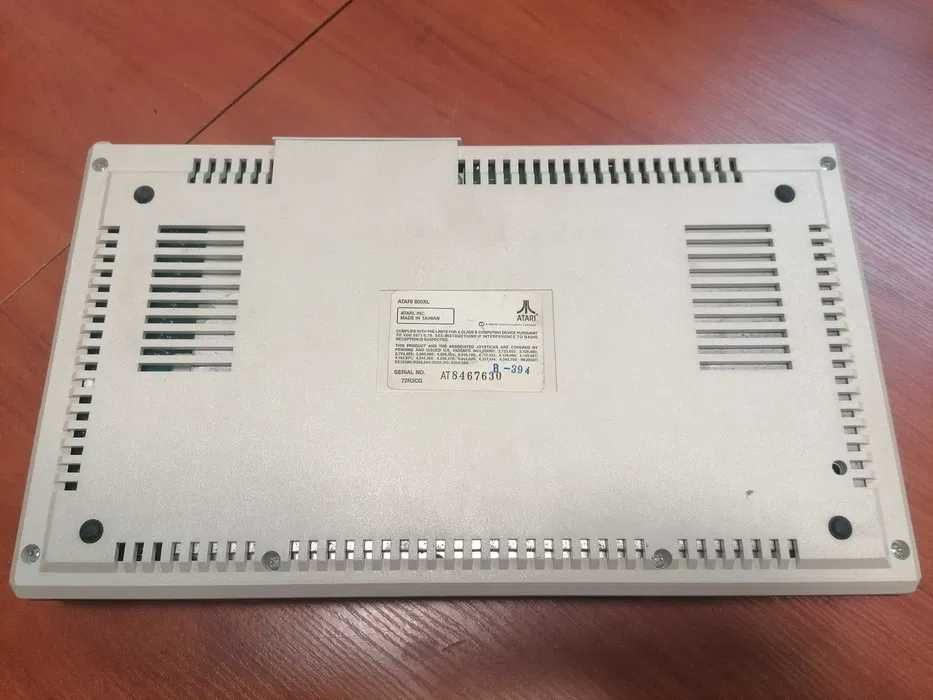 Atari 800 XL + Atari 1050 + Turbo TOMS Multi Drive + SIO + Zasilacz