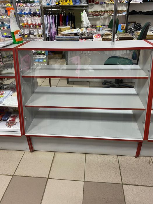 Вітрина , шафа для речей