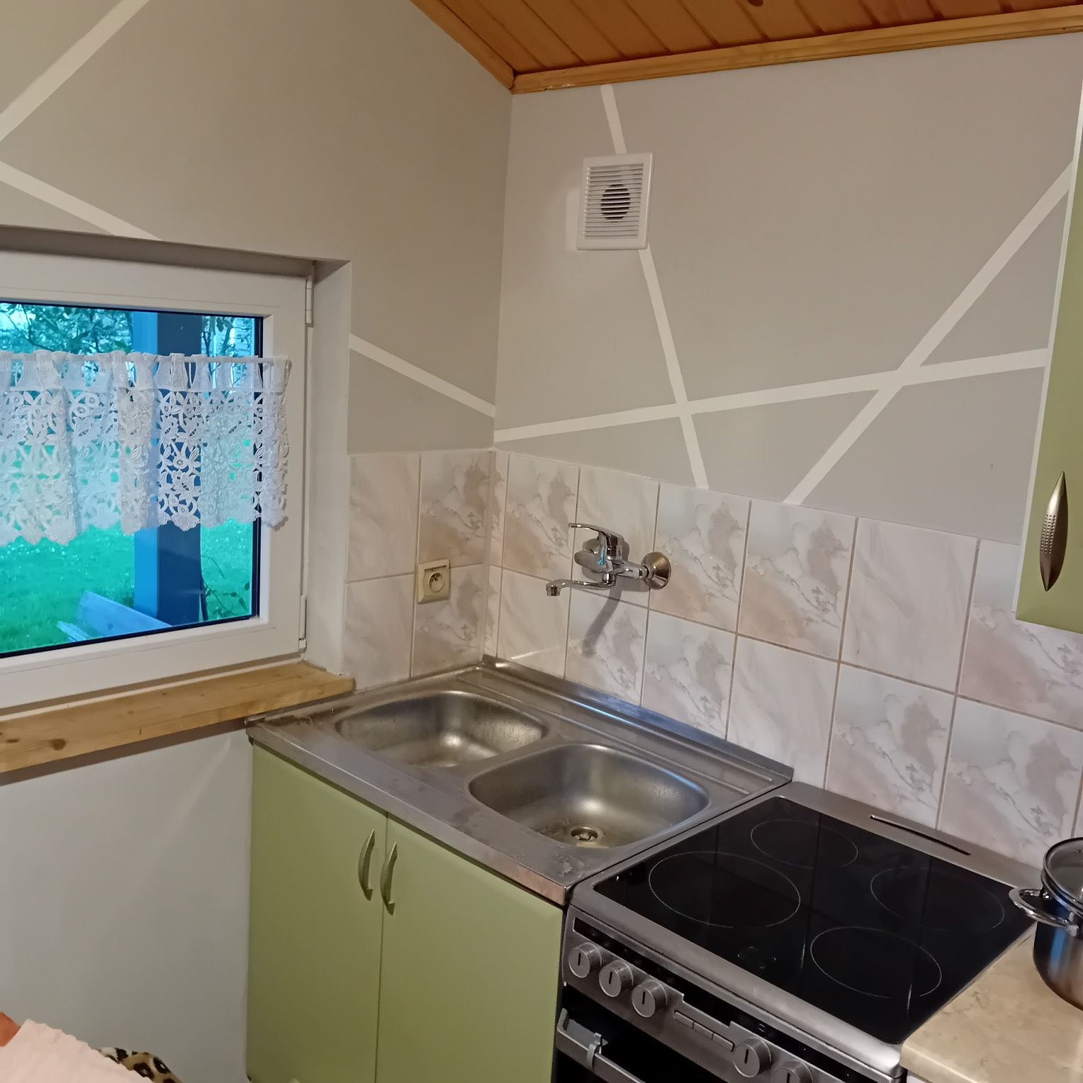 Domek w Beskidach  w pobliżu szlaków turystycznych.