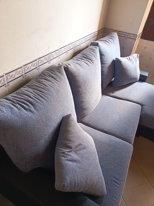 Sofá usado com algumas marcas.