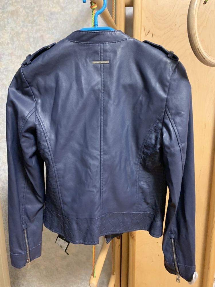 Armani Exchange стильная куртка