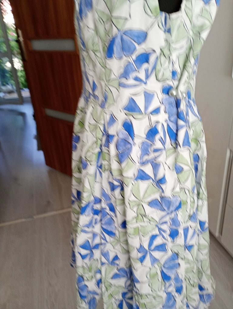 Piękna sukienka damska we wzory