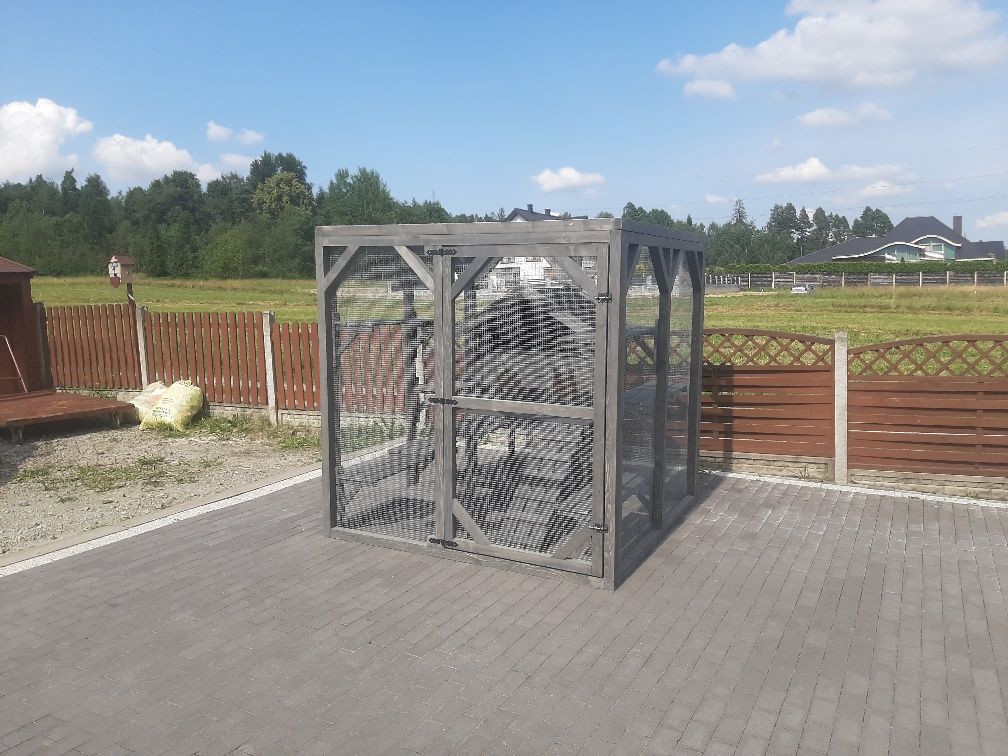 Buda dla kota z wolierą