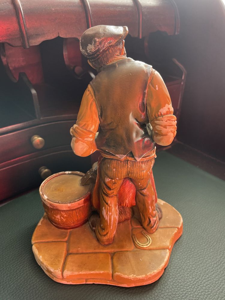 Figurka alabaster kowal