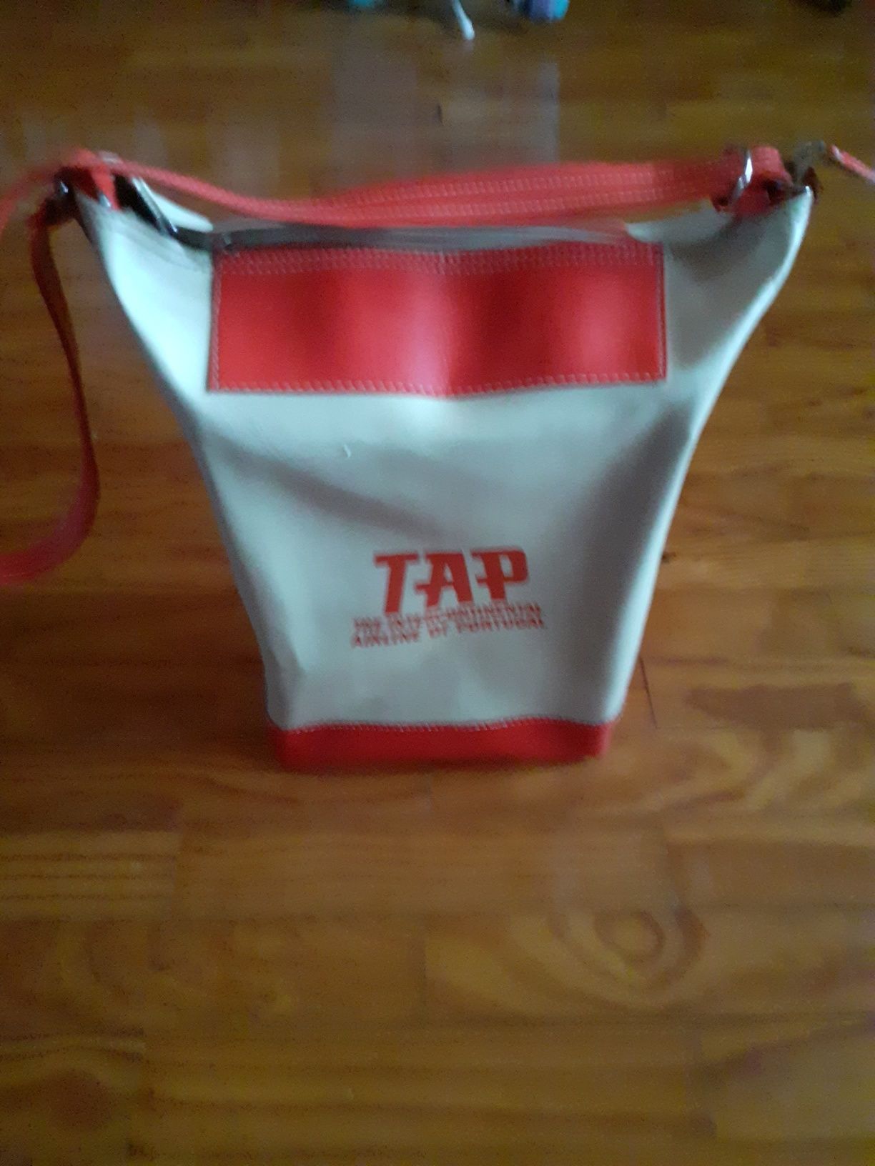 Bolsa tiracolo castanho em pele bom estado.