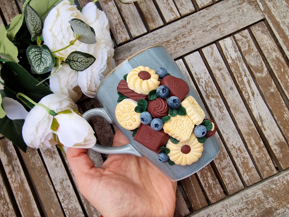 Ręcznie robiony kubek z ozdobami z gliny polimerowej