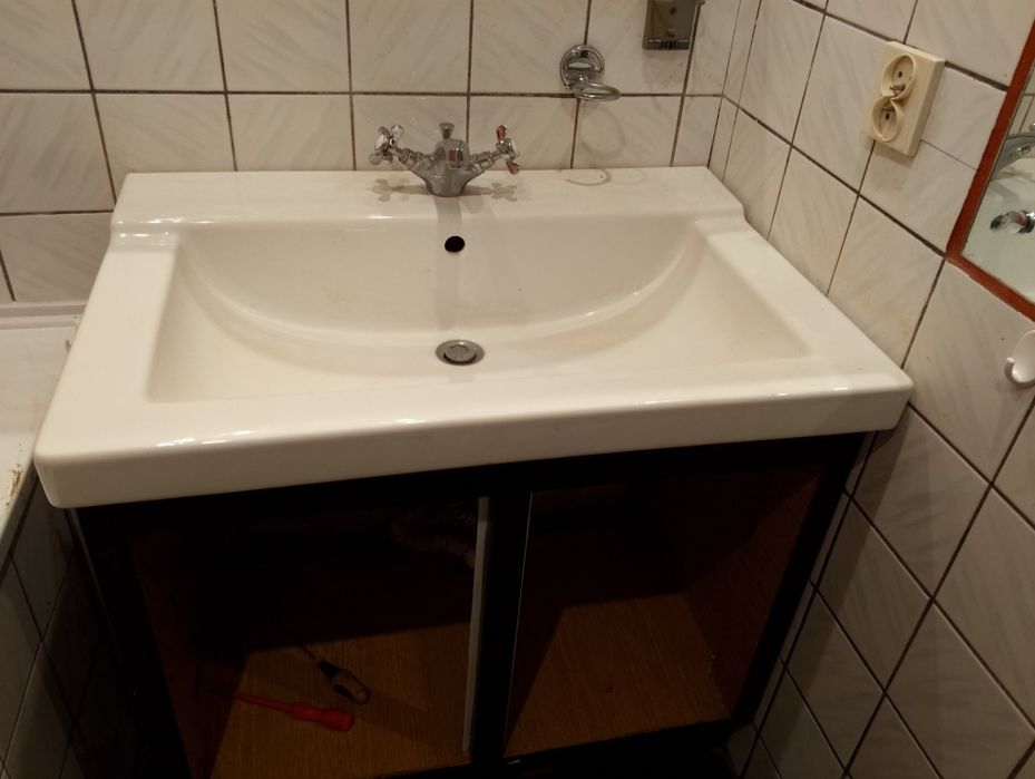 Łazienka umywalka z baterią