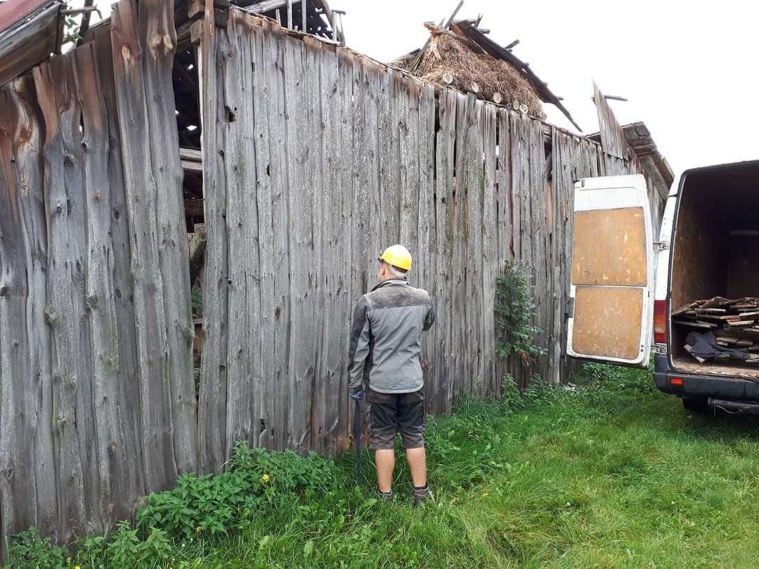 Skup starych desek belek ze stodoły stare drewno rozbiórki budynków