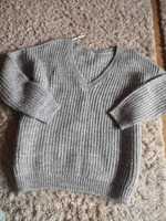 Szary sweterek w serek REserved krój oversize hit blogerski