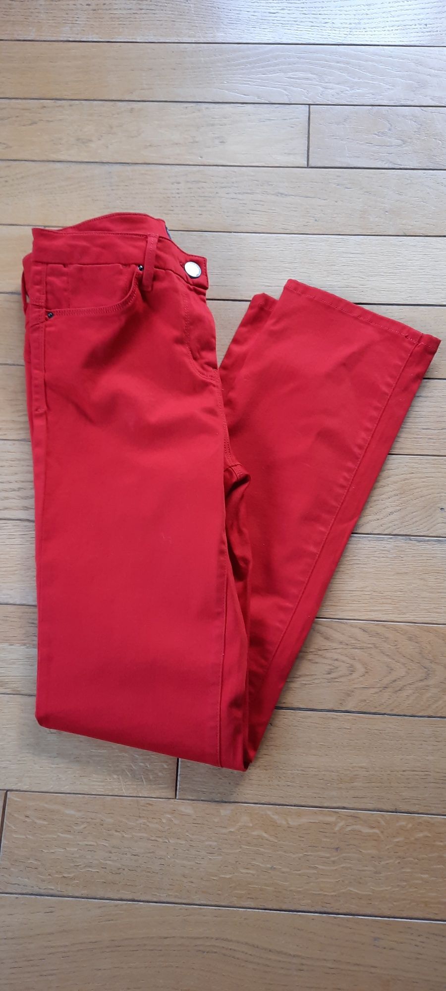 Sprzedam czerwone jensowe spodnie r.38