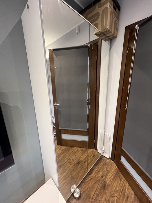 Szafa IKEA PAX z lustrzanymi drzwiami i oświetleniem