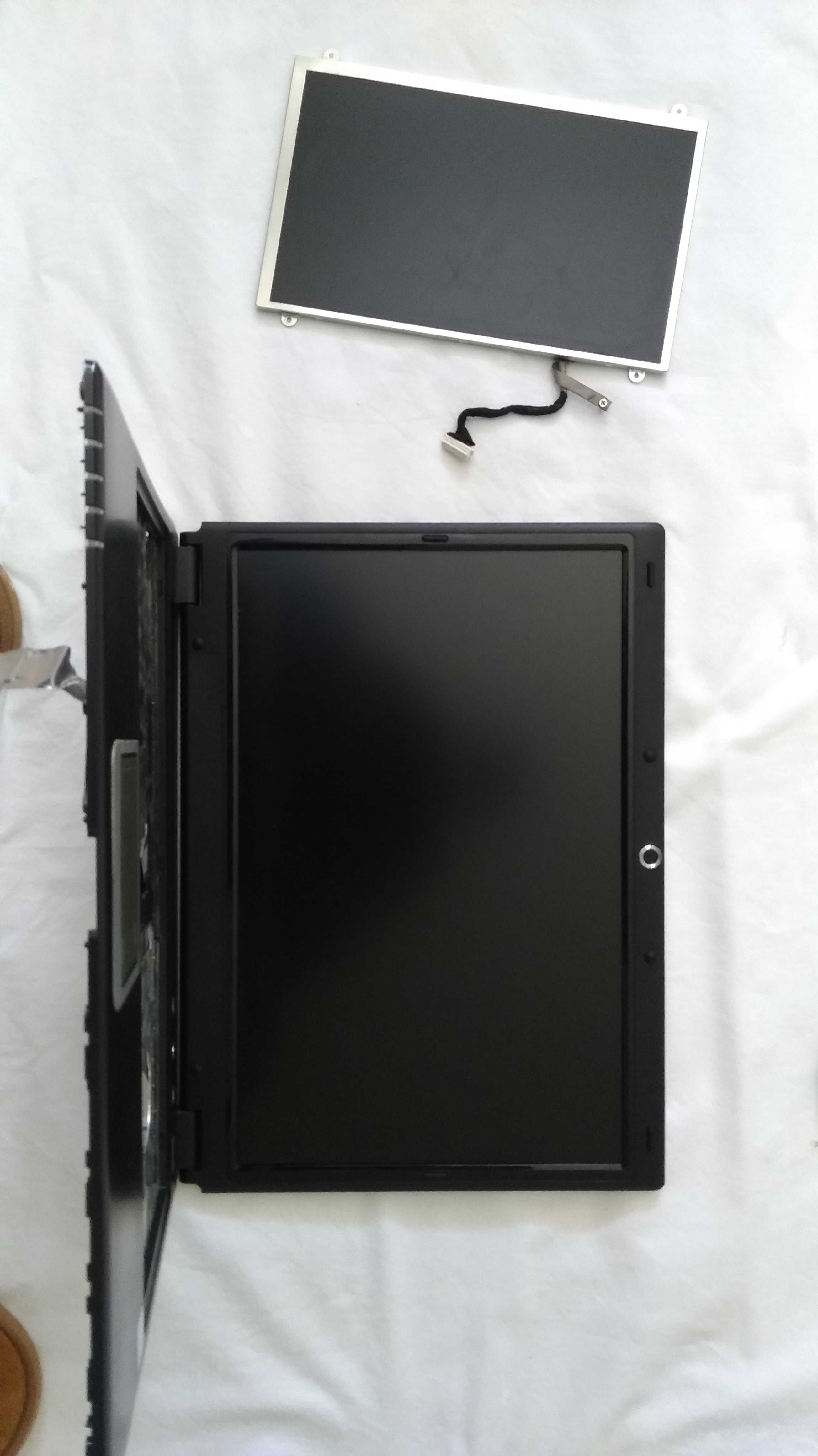 caixa PC antigo com tecnologia antiga para reutilizar / reciclar