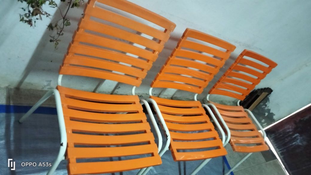 Cadeiras em metal e plástico cada 7.00 euros