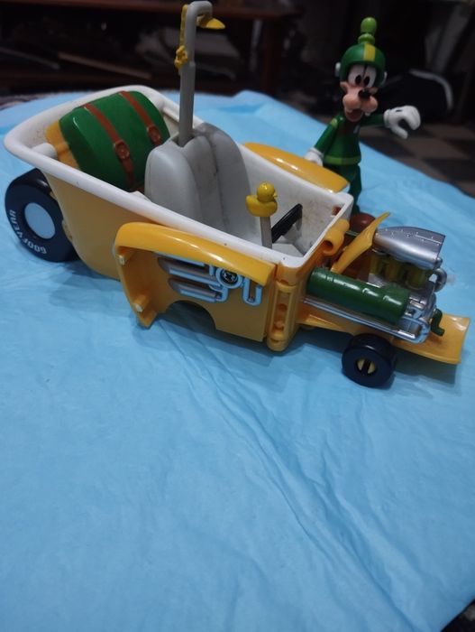 Carro transformável Disney e Pateta