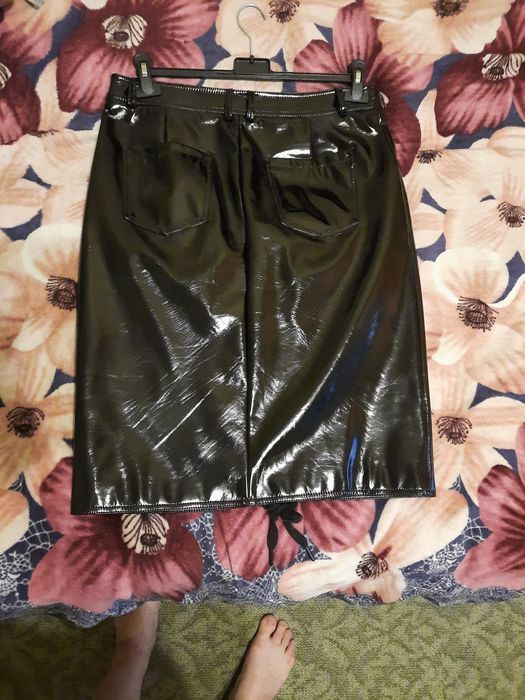 Лакова спідниця з високою посадкою